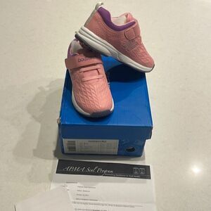 Bodyarch girls shoes size 29. Nwt podiatric approved. Promote foot health.